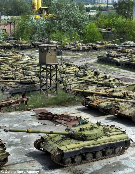 TOP 100 *<<<Photo Kuburan Main Battle Tank Peninggalan Perang Dingin Di Ukraina*>>>