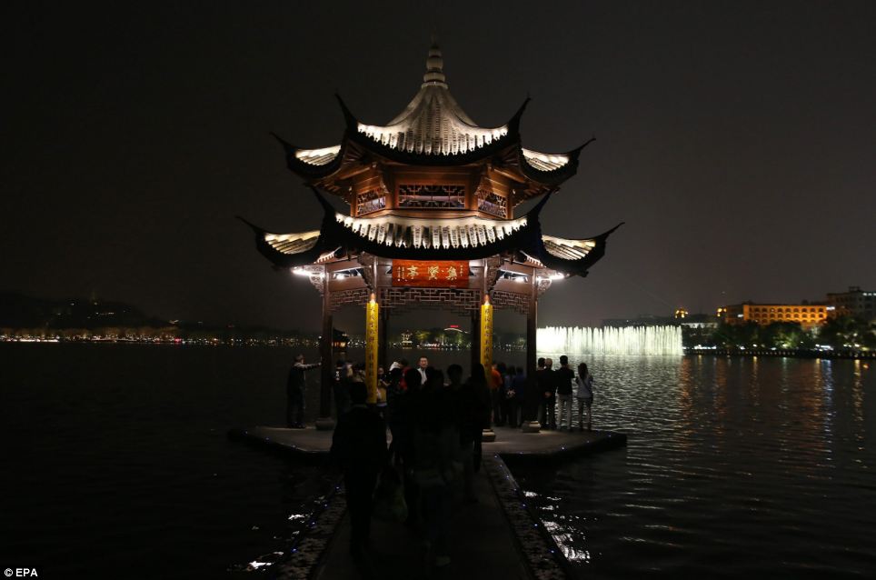 PEMANDANGAN DUNIA SAAT EARTH HOUR
