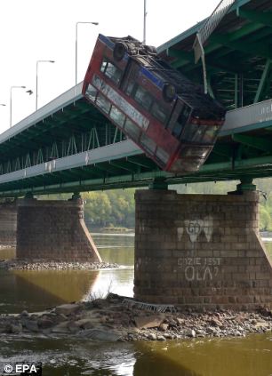 detik-detik bus tingkat masuk sungai terekam ( mengerikan)