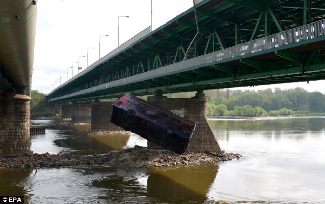 detik-detik bus tingkat masuk sungai terekam ( mengerikan)