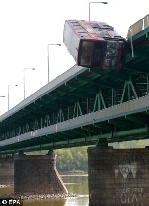 detik-detik bus tingkat masuk sungai terekam ( mengerikan)