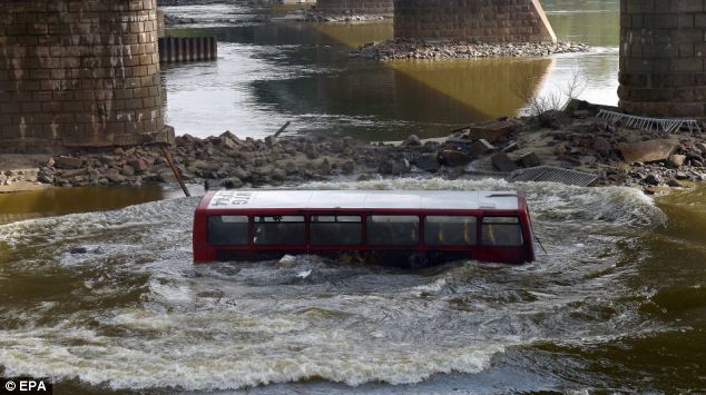 detik-detik bus tingkat masuk sungai terekam ( mengerikan)