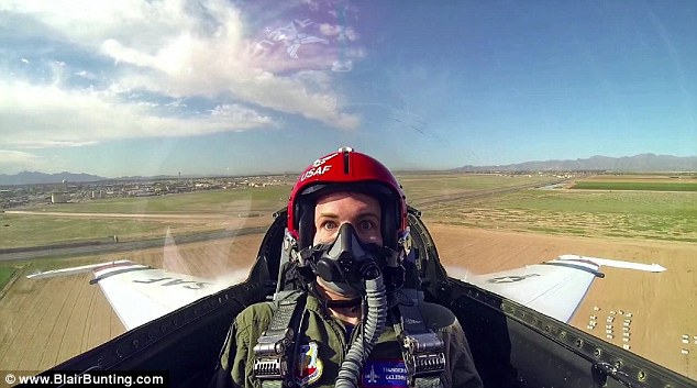 Hasil foto selfie di udara pesawat F-16 yang menakjubkan