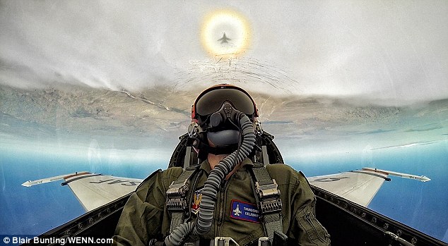 Hasil foto selfie di udara pesawat F-16 yang menakjubkan