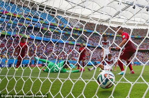 Hattrick Thomas Muller, Jerman Gasak Portugal 4-0