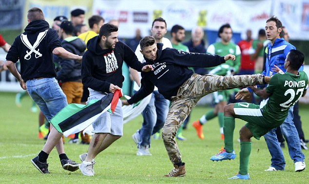 protes-invasi-gaza-tim-sepakbola-israel-diserang