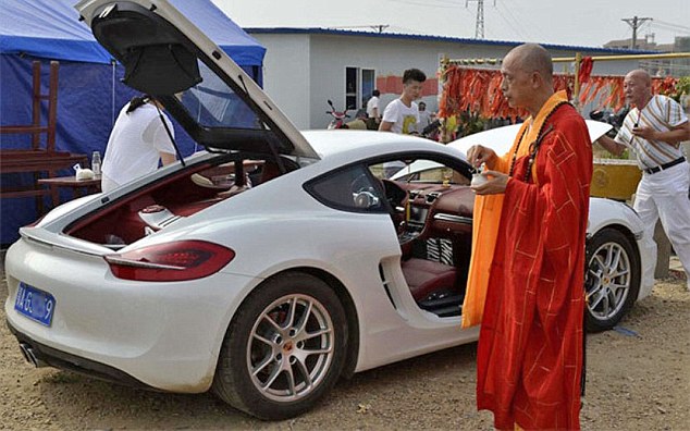 foto-porsche-diberkati-tuai-kontroversi