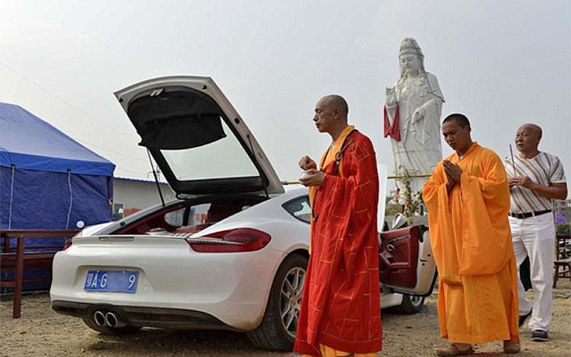 Foto Porsche Diberkati Tuai Kontroversi