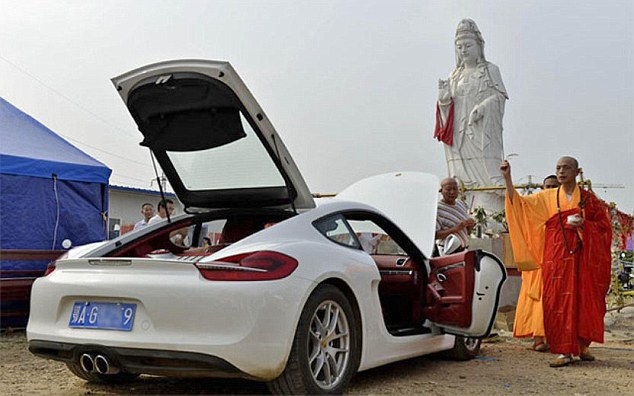 Foto Porsche Diberkati Tuai Kontroversi
