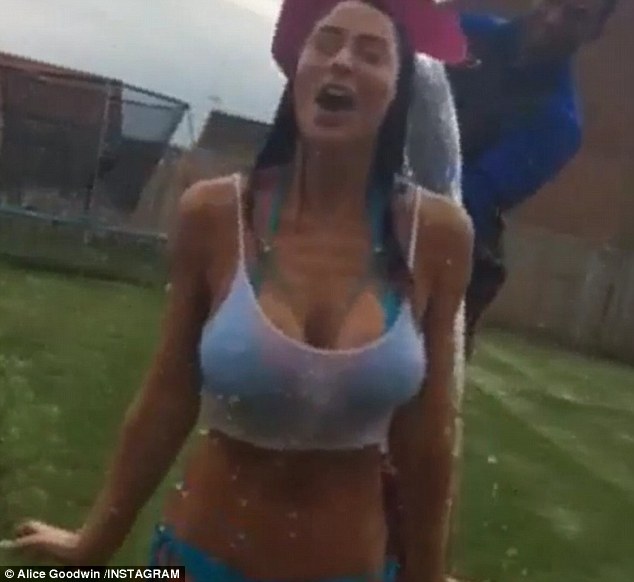Si Seksi Alice Goodwin Disiram Es