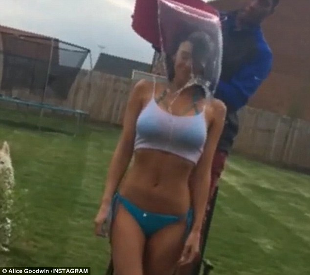 Si Seksi Alice Goodwin Disiram Es