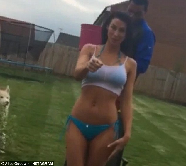 Si Seksi Alice Goodwin Disiram Es