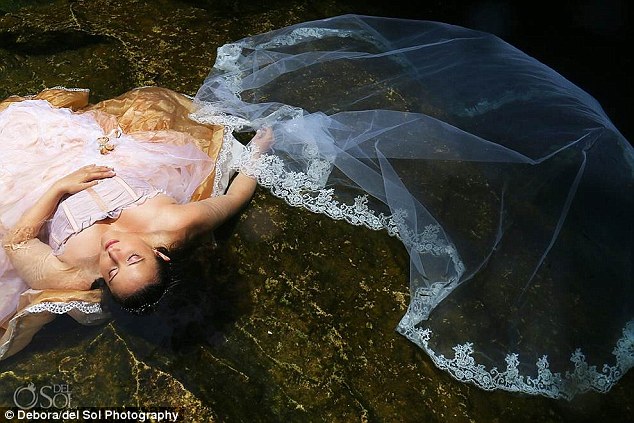 Wanita Ini Ungkapkan Kesedihan Lewat Foto Underwater