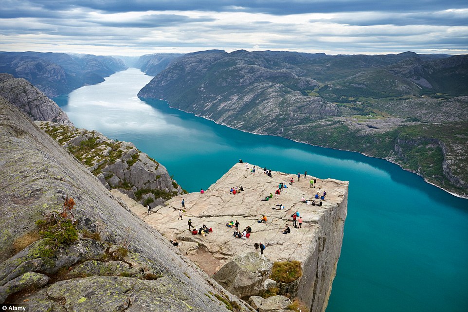 FOTO: Bayi dibiarkan merangkak disisi Tebing 604 meter, Bikin heboh Norwegia