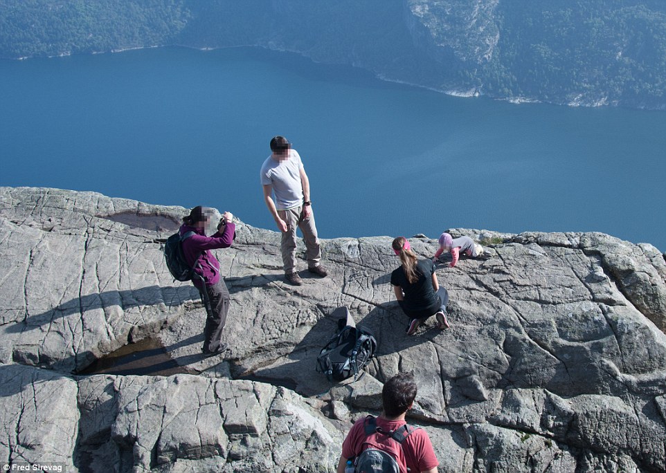 foto-bayi-dibiarkan-merangkak-disisi-tebing-604-meter-bikin-heboh-norwegia