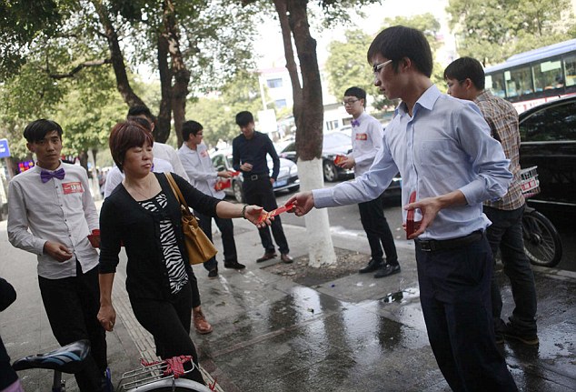 Keren! Pengantin Baru China Bagi-bagi Angpau Rp 1,9 miliar
