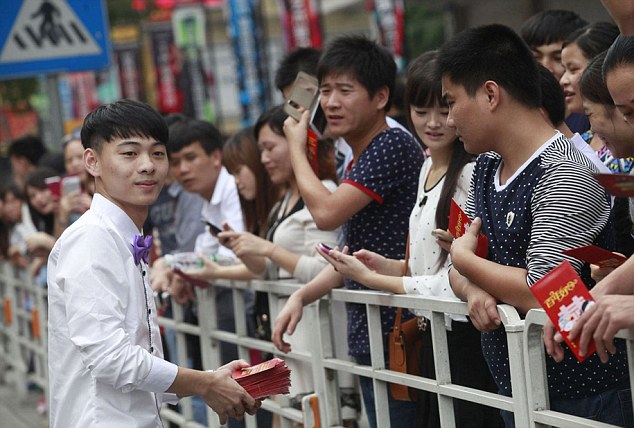 Keren! Pengantin Baru China Bagi-bagi Angpau Rp 1,9 miliar