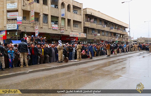 ISIS Potong Tangan Pria di Depan Puluhan Orang
