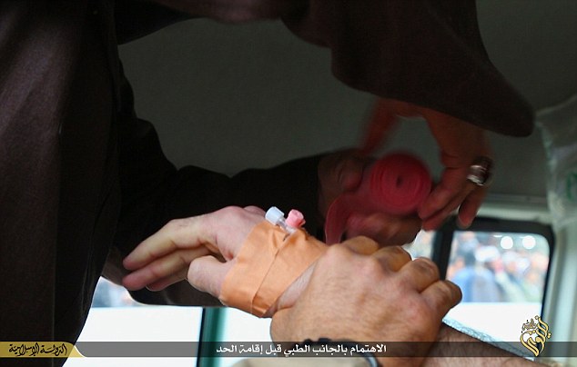 ISIS Potong Tangan Pria di Depan Puluhan Orang