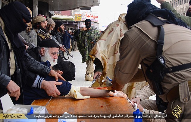 ISIS Potong Tangan Pria di Depan Puluhan Orang