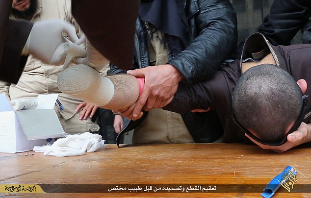 ISIS Potong Tangan Pria di Depan Puluhan Orang