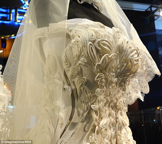 Mau Kawin? Print Saja Baju Pengantinnya Dengan 3D Printer Xuberance