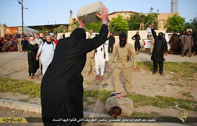 &#91;Indahnya Khilafah&#93; ISIS Pecahkan Kepala Dua Pria dengan Beton Besar
