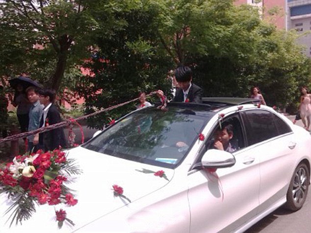 Demi Kebahagiaan Anak, Orang Tua Menarik Mobil Pengantin Pakai Tali
