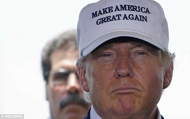 DPR RI Kok Topinya Bertulisan &quot;Make America Great Again&quot; ?