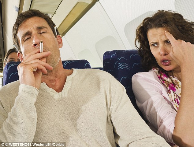 Ini 9 Hal Konyol dan Berbahaya yang Dilanggar Orang Saat Naik Pesawat
