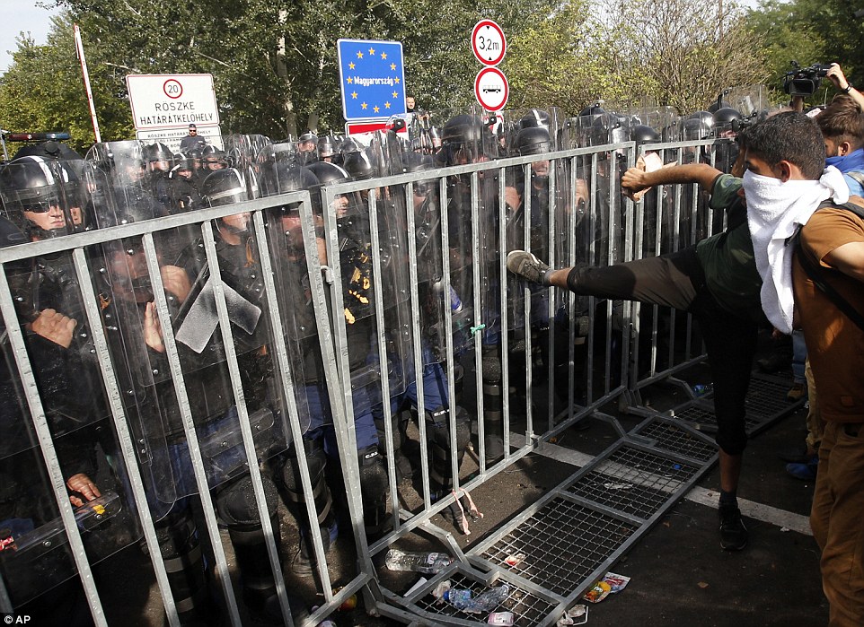 ratusan-imigran-memaksa-masuk-ke-hungaria-setelah-menghujani-polisi-dengan-batu