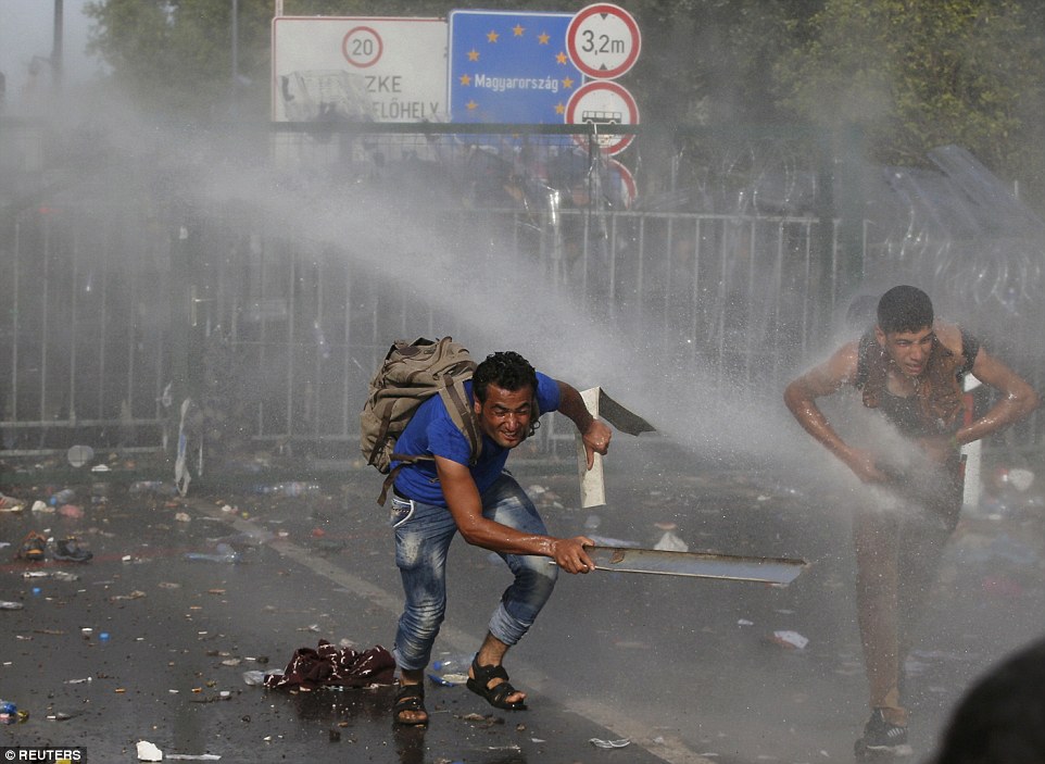 Ratusan imigran memaksa masuk ke Hungaria setelah menghujani polisi dengan batu