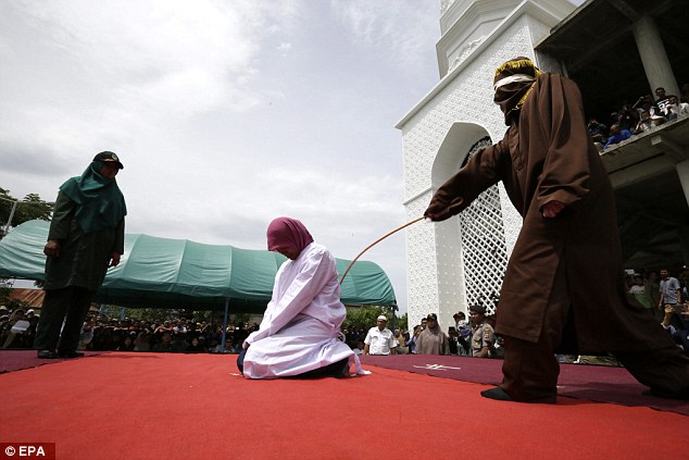 Yuk Menyimak Foto-foto Wanita dan Pria Aceh Yang Sedang Dicambuk