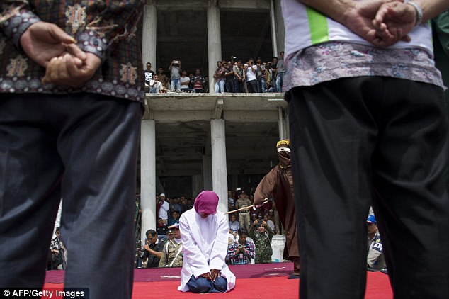 Yuk Menyimak Foto-foto Wanita dan Pria Aceh Yang Sedang Dicambuk