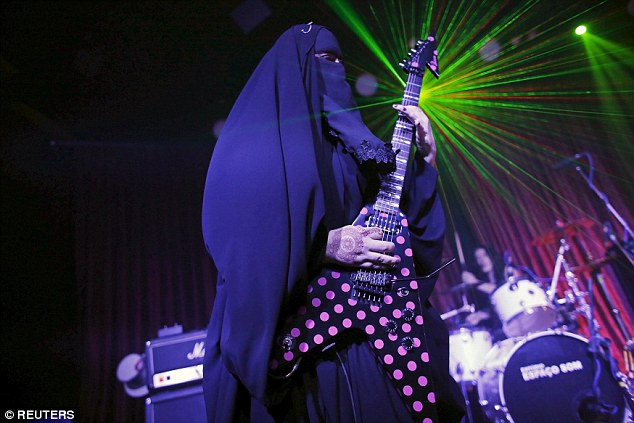 Gitaris Metal Ber-Niqab: Islam hanya agama saya, musik adalah profesi saya