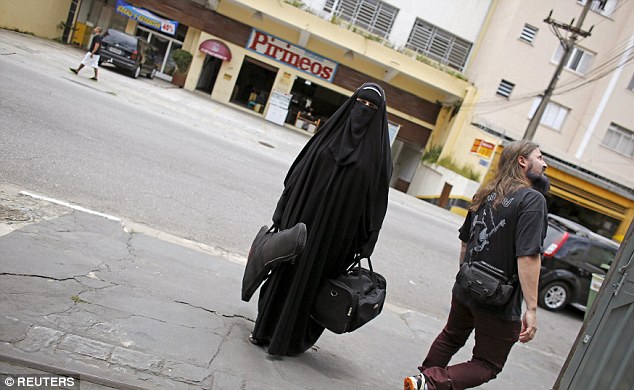 Gitaris Metal Ber-Niqab: Islam hanya agama saya, musik adalah profesi saya