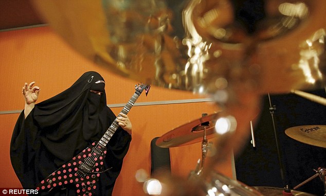 Gitaris Metal Ber-Niqab: Islam hanya agama saya, musik adalah profesi saya