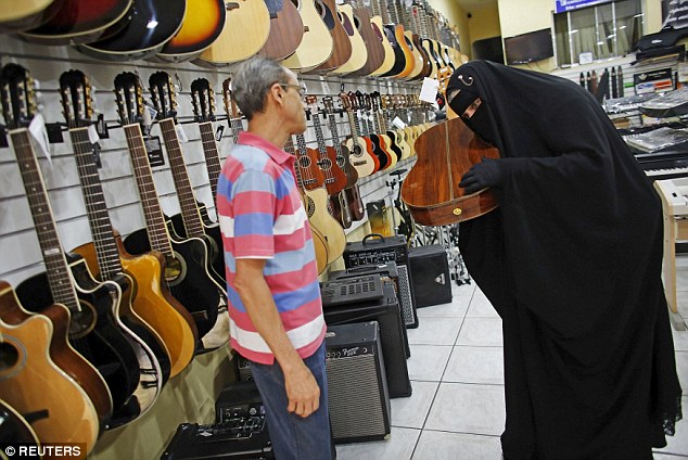 Gitaris Metal Ber-Niqab: Islam hanya agama saya, musik adalah profesi saya