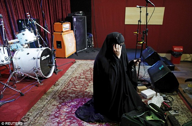 Gitaris Metal Ber-Niqab: Islam hanya agama saya, musik adalah profesi saya