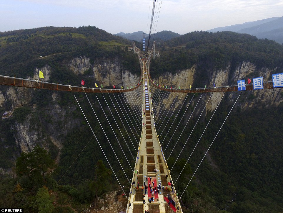 Tiongkok Bangun Jembatan Kaca Terpanjang dan Tertinggi di Dunia