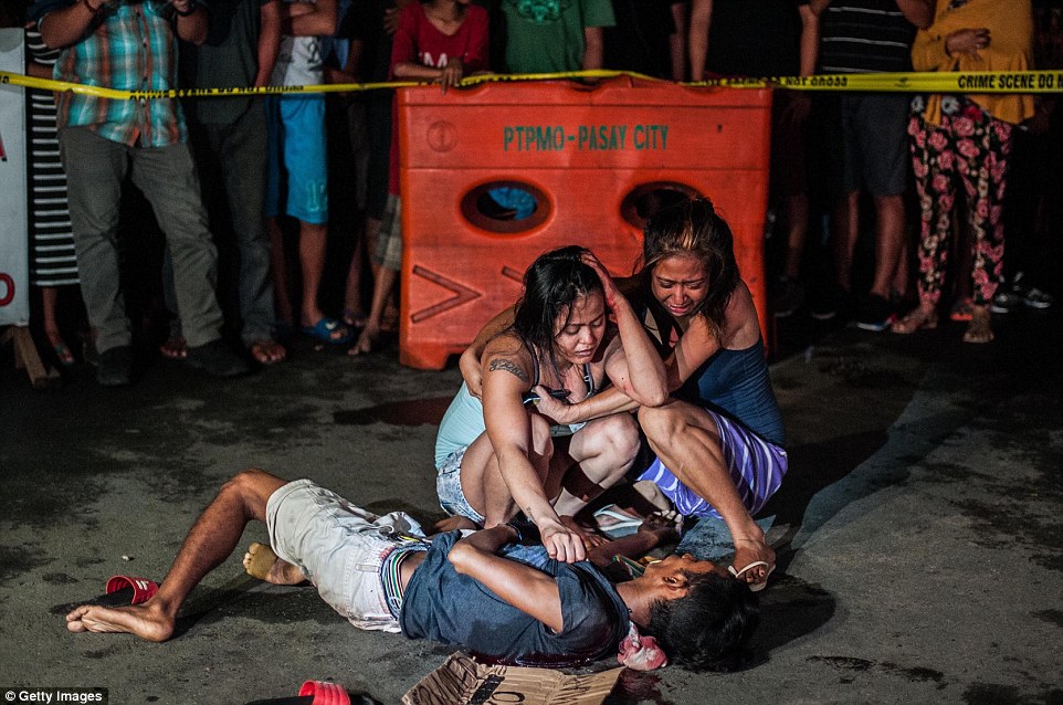 Gambar mengerikan menunjukkan pembunuhan brutal Filipina perang terhadap narkoba
