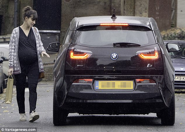 Wow, Rowan Atkinson Bakal Gendong Anak Lagi di Usia Senja