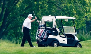 Trump Asyik Main Golf Saat Kasus Kematian Covid-19 di AS Mendekati 100.000