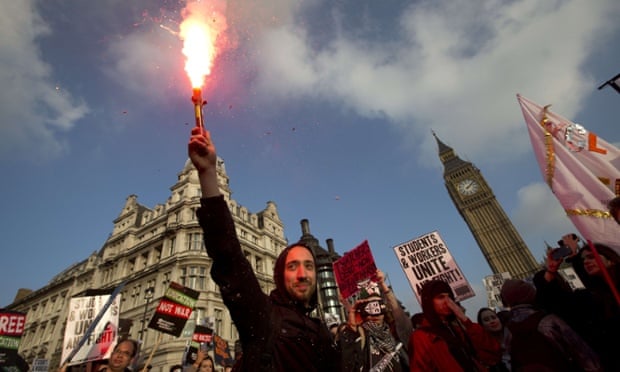 Di saat mahasiswa Indonesia demo karena BBM naik...mahasiswa di London demo karena...