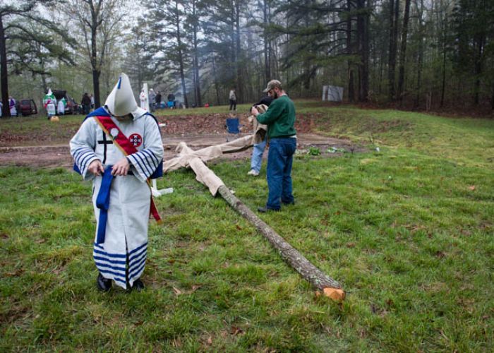&#91; KKK &#93; Ku Klux Klan Menyebarkan Selebaran Cinta Damai