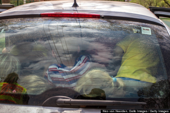 Wow, Seorang Ibu Guru Jejalkan 19 Murid Dalam Mobil Clio