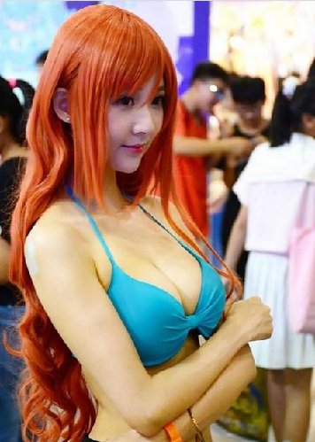 Auto Melek! Gadis Seksi Berdandan Ala Nami dari One Piece World Red