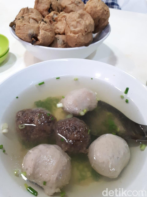 Bakso Ati Raja, Enaknya Santapan Makassar Dimakan dengan Burasa
