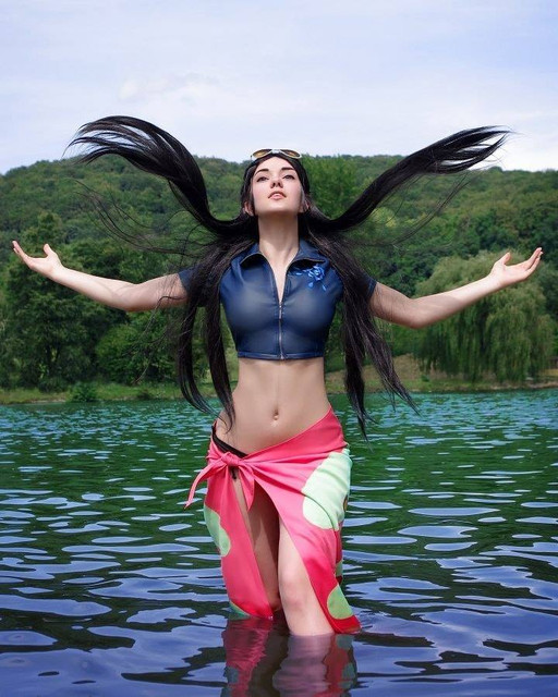Bikin Kepanasan, Gadis Cantik Ukraina Berdandan Ala Robin dari One Piece World Red