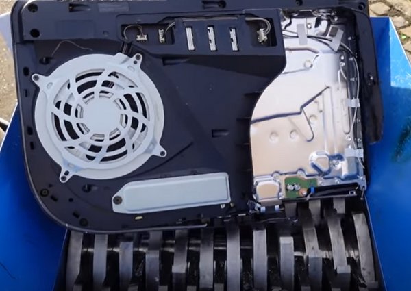 Bikin Geleng-Geleng, Youtuber Ini Menghancurkan PS5 Dengan Mesin Giling